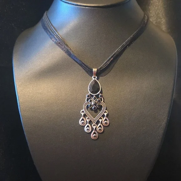 Facted Acrylic Black Rhinestone Chandelier Pendant Necklace - Picture 2 of 4